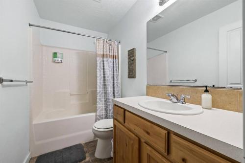 梅里迪安的住宿－Peaceful & Comfy Single Level Town Home (90)，一间带水槽、卫生间和淋浴的浴室