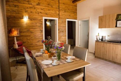 - une table en bois avec des fleurs dans la cuisine dans l'établissement Resort con piscina e vicino al mare, à San Cono