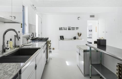 Former Steve McQueen’s homeにあるキッチンまたは簡易キッチン