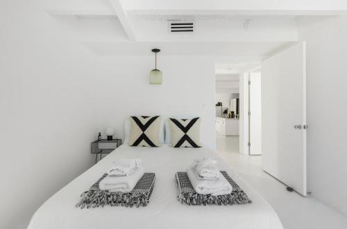 Former Steve McQueen’s homeにあるベッド