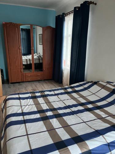 1 dormitorio con cama, tocador y espejo en Dzērves apartamenti, en Nastrova