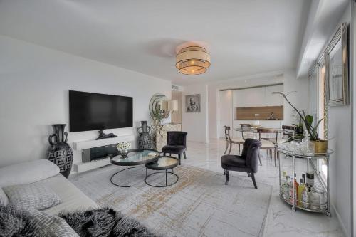 un salon avec un canapé et une table dans l'établissement Somptuous 2 bedroom fully renovated with panoramic sea view, à Cannes