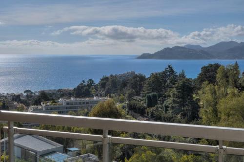 une vue sur l'océan depuis un balcon dans l'établissement Somptuous 2 bedroom fully renovated with panoramic sea view, à Cannes