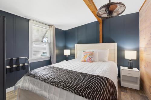 sypialnia z dużym łóżkiem z niebieskimi ścianami w obiekcie The Beaches Guestrooms and Cottages w mieście Wells