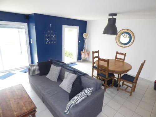 un salon avec un canapé et une table dans l'établissement La Balise, à Saint-Gilles-Croix-de-Vie