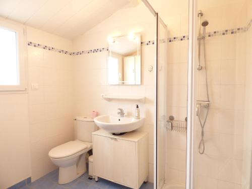 y baño con aseo, lavabo y ducha. en Maison 3 chambres quartier Croix de Vie, en Saint Gilles Croix de vie