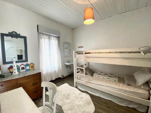 - une chambre avec 2 lits superposés et un miroir dans l'établissement Les Vagues, à Saint-Gilles-Croix-de-Vie
