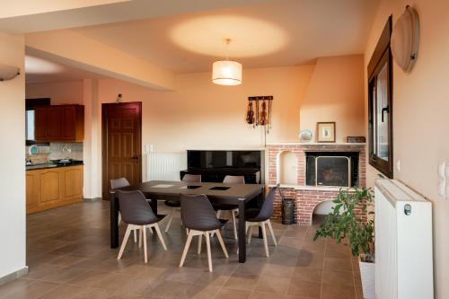 - une cuisine et une salle à manger avec une table et des chaises dans l'établissement Verano Family House, à Voútai