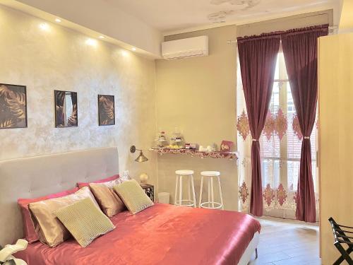 um quarto com uma cama grande e lençóis vermelhos em Golden House-Super View On Turin em Turim