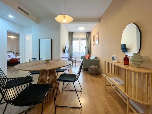 een woonkamer met een tafel en stoelen bij Stay U-nique Apartments Gaudi I in Barcelona