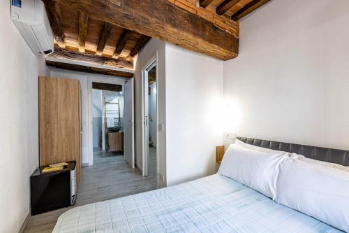 A bed or beds in a room at Room Rent Morrona