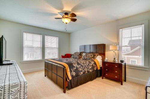 1 dormitorio con 1 cama y ventilador de techo en Spacious South Bend Home - Walk to Notre Dame!, en South Bend