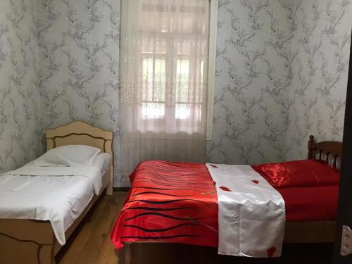 Un pat sau paturi într-o cameră la Guesthouse _ DAVITI