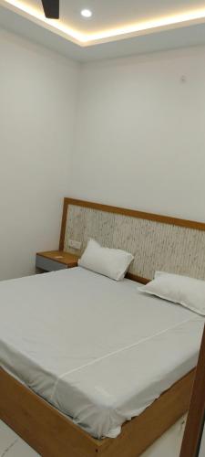 Postel nebo postele na pokoji v ubytování Hotel Kamakhya