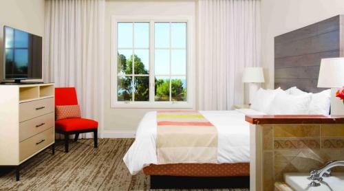 ein Hotelzimmer mit einem Bett und einem Fenster in der Unterkunft The Exclusive Marriott's Newport Coast Villas in Newport Beach