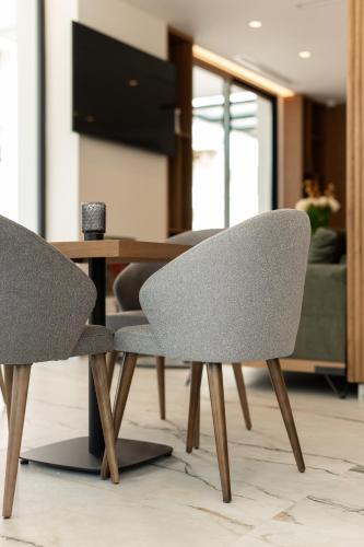 two chairs and a table in a living room at Volos Inn Hotel in Volos