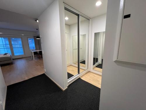 an empty room with glass doors and a living room at Saunallinen keskustayksiö ja ilmainen yksityinen parkkipaikka in Turku