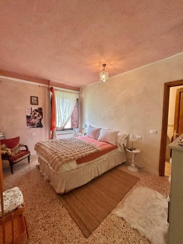 Un dormitorio con una cama grande y una ventana en Villa Sibilla, en Barga