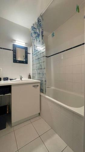 une salle de bain avec une baignoire, un lavabo et une douche dans l'établissement Appartement Anaïs au calme à quelques pas de la mer avec wifi, à Merlimont