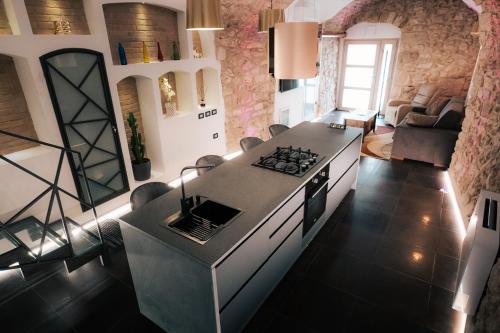 uma cozinha com uma placa de fogão num quarto em Bellavista bedroom em Isernia