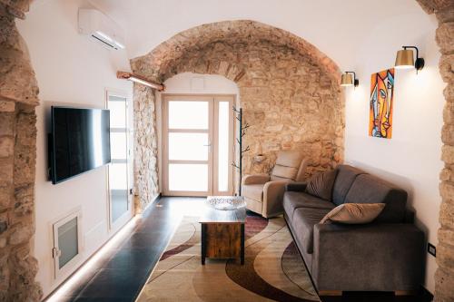 uma sala de estar com um sofá e uma televisão em Bellavista bedroom em Isernia