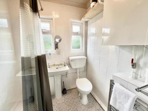Un baño de Seaside Chalet near Bracelet Bay Pass The Keys