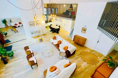 - une vue de tête sur un salon avec canapés dans l'établissement Maison/loft Paris 14eme, à Paris