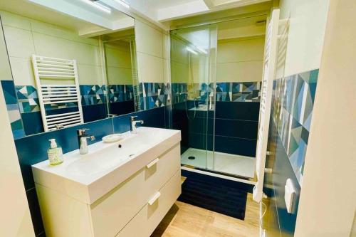 une salle de bain avec un lavabo et une douche dans l'établissement Maison/loft Paris 14eme, à Paris