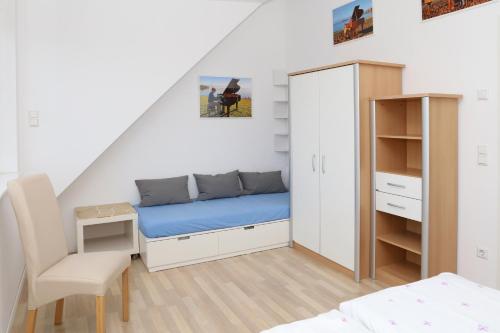 um pequeno quarto com uma cama e um closet em FeWo Bayha "Lerchenhaus" em Langenargen