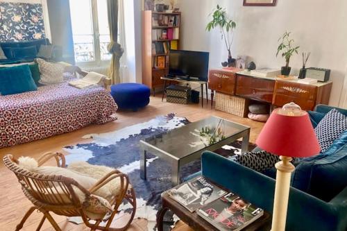 een woonkamer met een bank en een tafel bij Cozy apartment in a lively Nice district in Nice