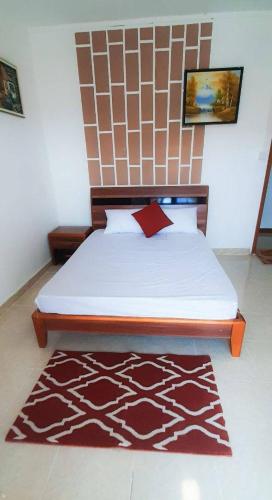 um quarto com uma cama e um tapete no chão em Kevin Behary residence em Goodlands