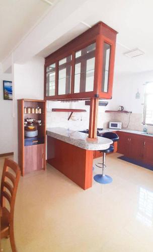 uma cozinha com uma grande ilha num quarto em Kevin Behary residence em Goodlands