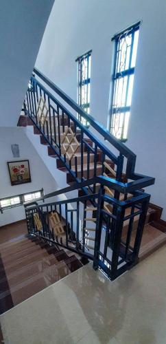 uma escada em espiral num edifício com cadeiras em Kevin Behary residence em Goodlands