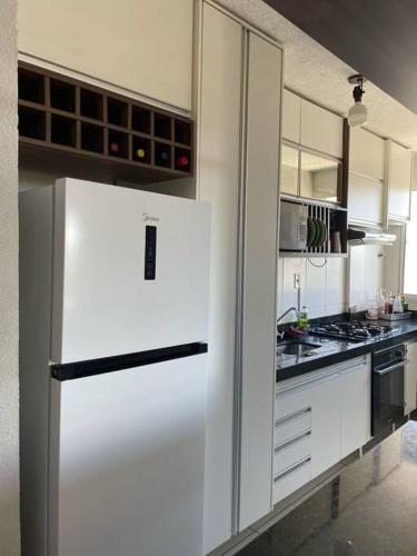 Η κουζίνα ή μικρή κουζίνα στο Apartamento Completo na região central.
