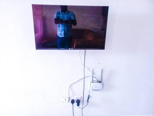 Μια τηλεόραση ή/και κέντρο ψυχαγωγίας στο studio with balcony in Kisimani apt 409