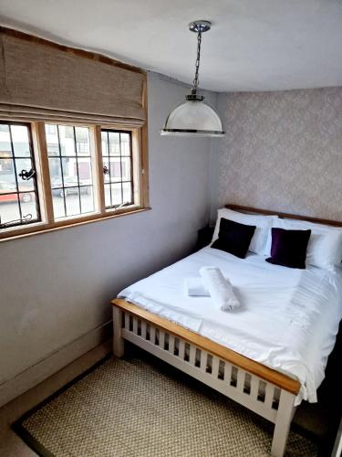 イブシャムにあるThe Royal Oakのベッドルーム1室(白いベッド1台、窓2つ付)