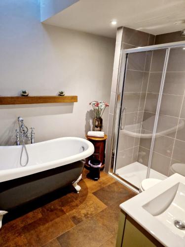 伊夫舍姆的住宿－The Royal Oak，设有带浴缸和淋浴的浴室。