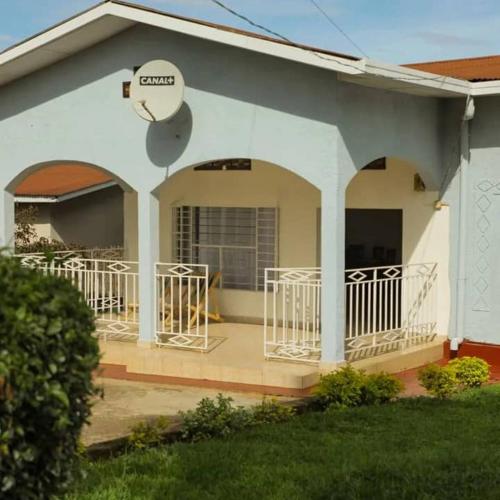 Casa con porche con barandilla blanca en Inkindi House en Kigali