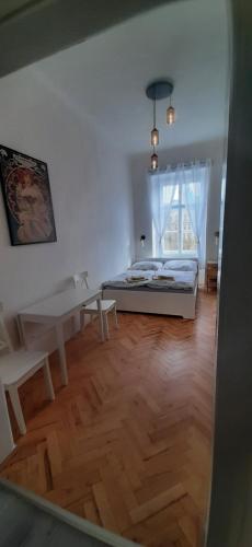 Posteľ alebo postele v izbe v ubytovaní Small Sunny park view apartment
