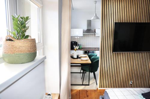 salon ze stołem i telewizorem w pokoju w obiekcie Apartament Kokpit w mieście Piła