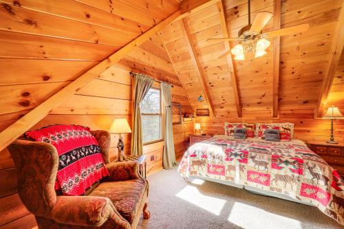 Кровать или кровати в номере Cozy Family Cabin with Hot Tub - 10 Mi to App State!