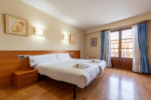 Katil atau katil-katil dalam bilik di Hotel Zaravencia Plaza Mayor by InsideHome