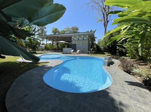 una piscina en medio de un patio en Posada Sirena, en Uvita