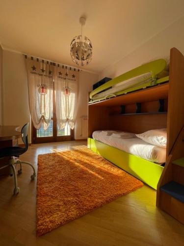 羅馬的住宿－Relaxing apartment by ancient Roman aqueducts，一间卧室配有双层床和地毯。