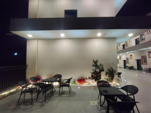 uma sala com mesas e cadeiras e uma lareira em Dareen Boutique em Abha