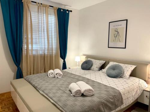 sypialnia z łóżkiem z ręcznikami w obiekcie Apartman Neva ,prostrani stan u blizini mora w Puli