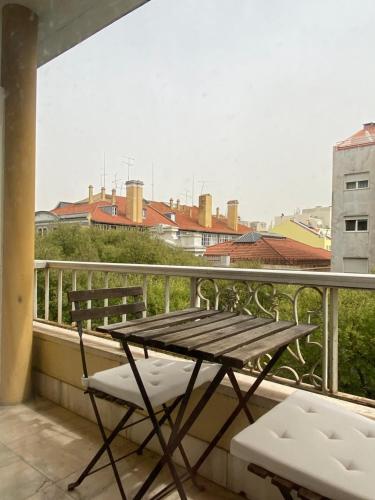 un tavolo e sedie su un balcone con vista di Saldanha Guest House a Lisbona