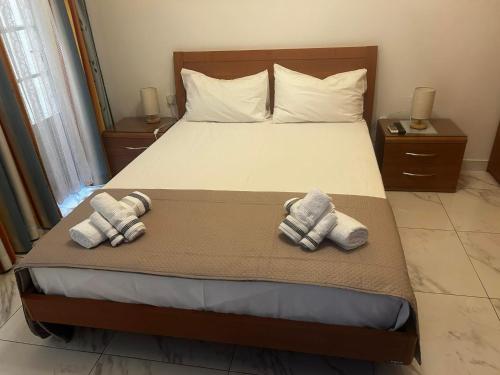 een slaapkamer met een bed met handdoeken erop bij Phase Guesthouse in Xewkija