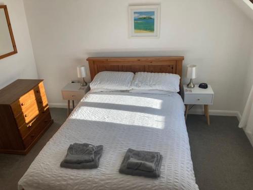 a bedroom with a bed with two towels on it at Courtyard Cottage - Grade II listed - Barnstaple in Barnstaple
