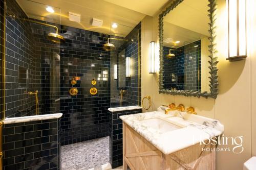 ein Bad mit einem Waschbecken und einer Dusche in der Unterkunft The Writers Retreat in Medmenham